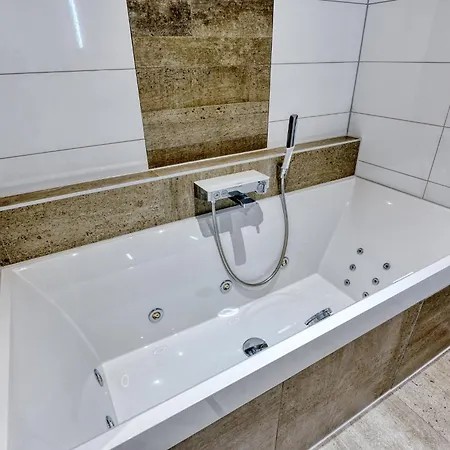 Leeuwen 3* Beneden-Leeuwen